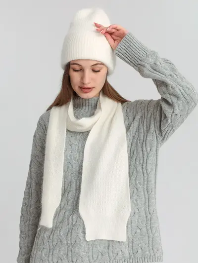 Комплект шапка и шарф белого цвета